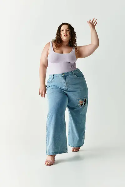 A young woman exudes confidence in her chic attire while striking a pose in a bright space. — Stock Photo
