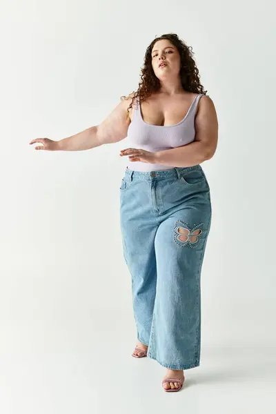 Confident woman in chic attire poses gracefully, exuding a contemporary fashion vibe. — Stock Photo