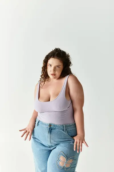 Confident woman showcases her unique style in a chic setting, embodying modern fashion trends — Stock Photo