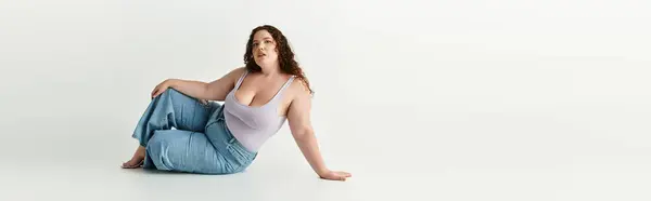 Trendy young woman poses elegantly in a contemporary setting, showcasing her unique fashion sense. — Stock Photo
