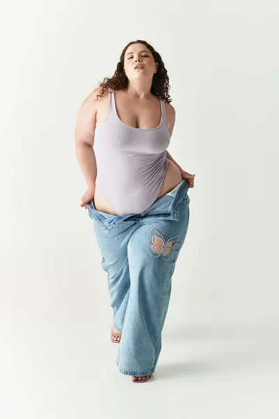 A beautiful young woman displays trendy fashion with confidence, embracing bold aesthetics. — Stock Photo