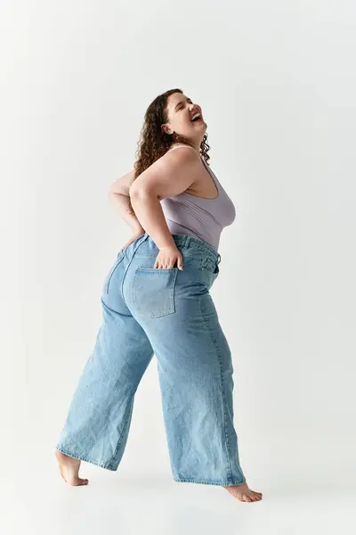 Radiando fiducia, una giovane donna mette in mostra il suo vestito alla moda in un ambiente luminoso studio. — Foto stock