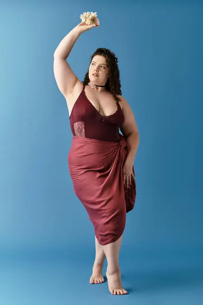 A young woman elegantly poses, highlighting her trendy attire and expressing vibrant confidence. — Stock Photo