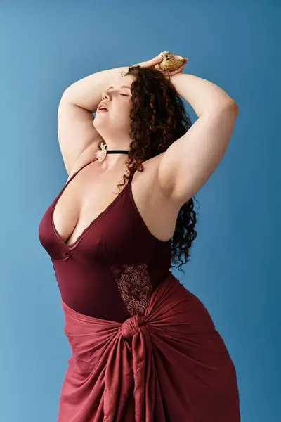 Mujer joven confiada en el atuendo de moda golpea una pose dinámica que irradia belleza y estilo. - foto de stock
