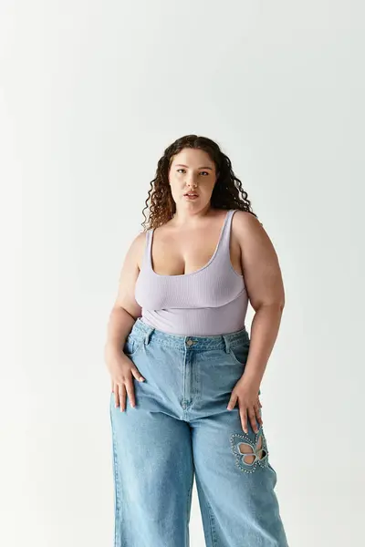 Confident young woman in stylish casual wear poses against a minimalist backdrop. — Foto stock