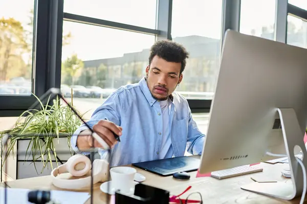 Сосредоточенные индивидуальные работы на планшете, наслаждаясь кофе в ярком, стильном офисе. — стоковое фото