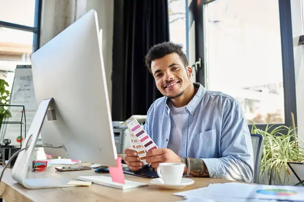 Profesional creativo revisando muestras de color mientras sonríe en un espacio de trabajo brillante - foto de stock