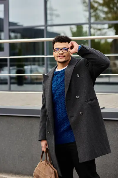 Joven con confianza posa al aire libre, mostrando su moda única y encanto en una zona bulliciosa. — Stock Photo