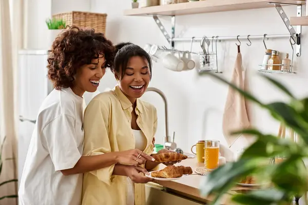 Giovane coppia gode di una colazione accogliente insieme in un elegante appartamento durante la mattina. — Foto stock