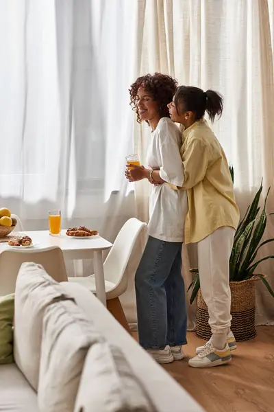 Um jovem casal amoroso desfruta de café da manhã juntos em seu elegante apartamento, irradiando felicidade. — Fotografia de Stock