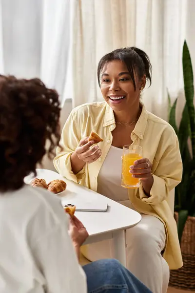 A delightful morning spent together as a couple, sharing breakfast in a cozy apartment. — Stock Photo