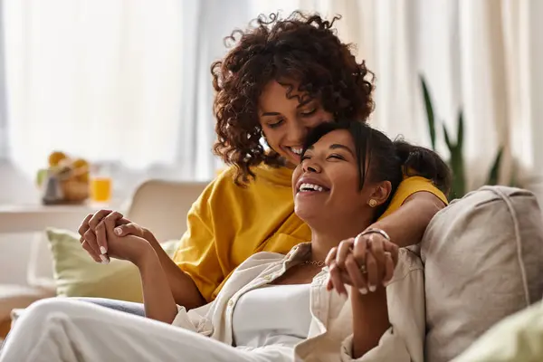 Um momento alegre se desenrola como um casal amoroso relaxa em seu sofá, compartilhando risos e carinho. — Fotografia de Stock