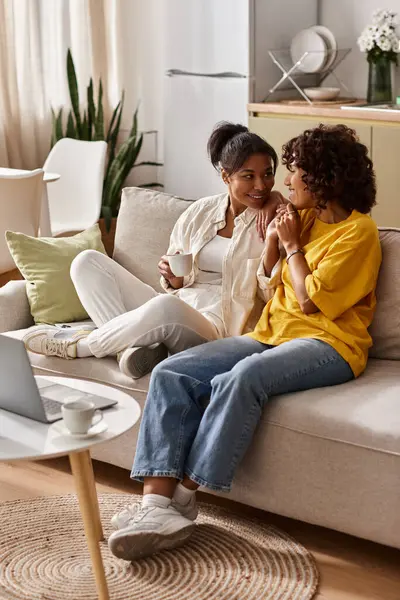 Due giovani donne africane americane condividono un momento accogliente nel loro spazio moderno. — Foto stock