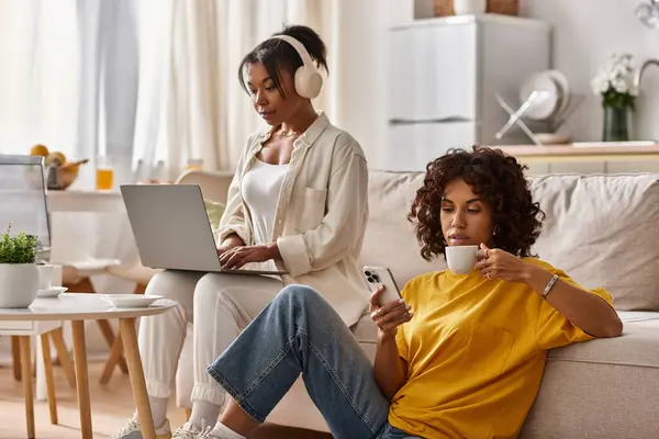 In un appartamento elegante, una giovane coppia afroamericana condivide una giornata lavorativa produttiva, sorridendo.. — Foto stock