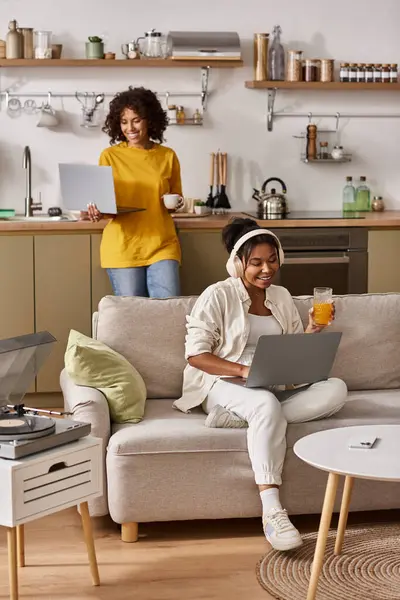 A lively lesbian couple works remotely, blending fun and comfort at home. — Stock Photo