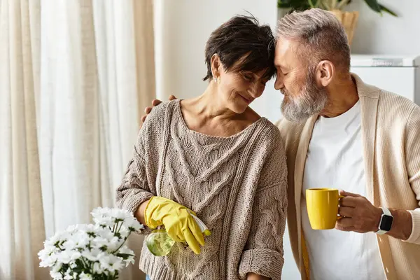 Coppia condivide un'esperienza gioiosa mentre si tende alle piante e godendo ogni altri compagnia. — Foto stock