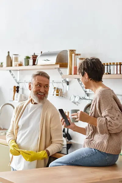 A joyful moment unfolds as the couple enjoys their time in the kitchen together. — Stock Photo