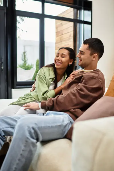 Riso quente enche o ar como o casal compartilha um momento alegre em sua casa festiva. — Fotografia de Stock