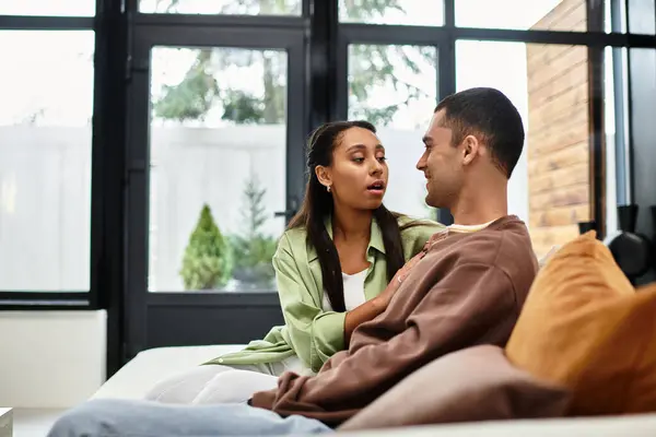 A beautiful couple enjoys quality moments in their living room — Stock Photo