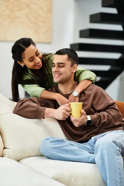 A beautiful couple relaxes together, surrounded by Christmas decorations in their cozy apartment. — Stock Photo