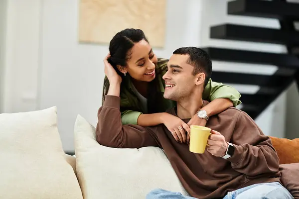 A happy couple relaxes together in their beautifully decorated living room. — Stock Photo