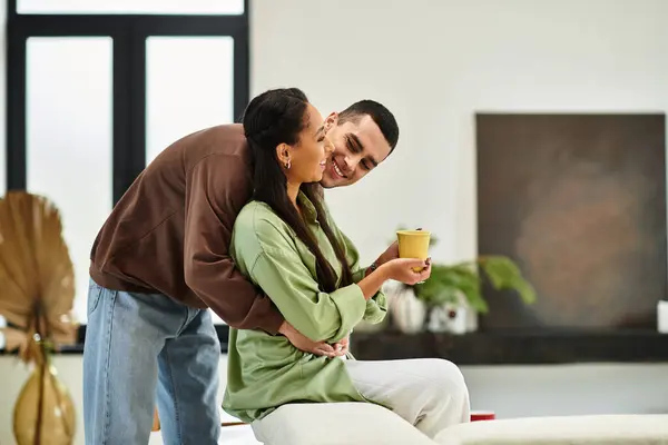Couple partage un moment tendre avec un esprit festif dans leur salon chaleureux. — Photo de stock