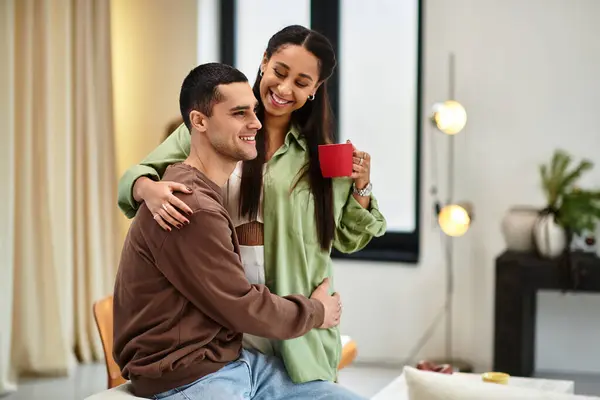 A lovely couple enjoys laughter and warmth in their cozy living room. — Stock Photo