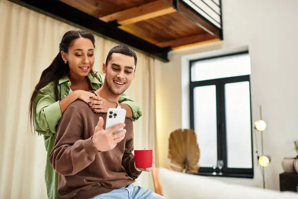 Couple profite de l'autre compagnie dans un appartement joliment décoré pendant les vacances. — Photo de stock
