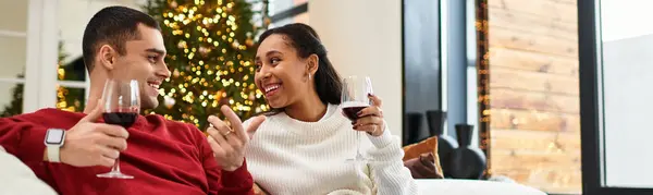 Un couple heureux sirote du vin et célèbre Noël dans leur maison chic, bannière — Photo de stock
