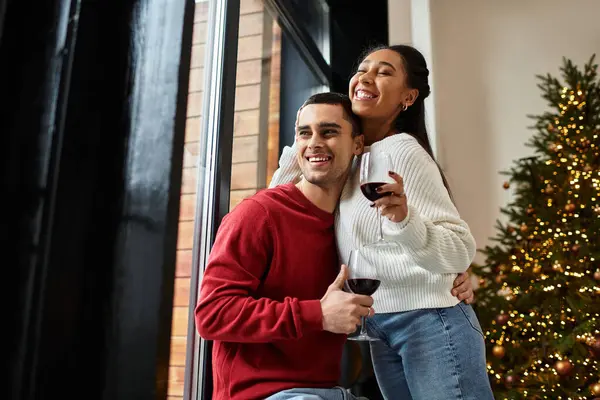 Couple celebrates the holiday season together, surrounded by festive decorations and warmth. — Stock Photo