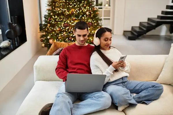 Ein Paar entspannt sich zu Weihnachten in einer modernen Wohnung und genießt die Gesellschaft des anderen. — Stockfoto