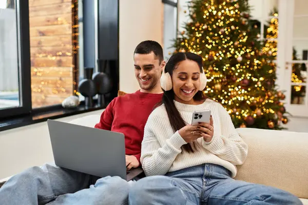 Ein stilvolles Paar entspannt sich in seiner modernen Wohnung und feiert Weihnachten mit Freude. — Stockfoto