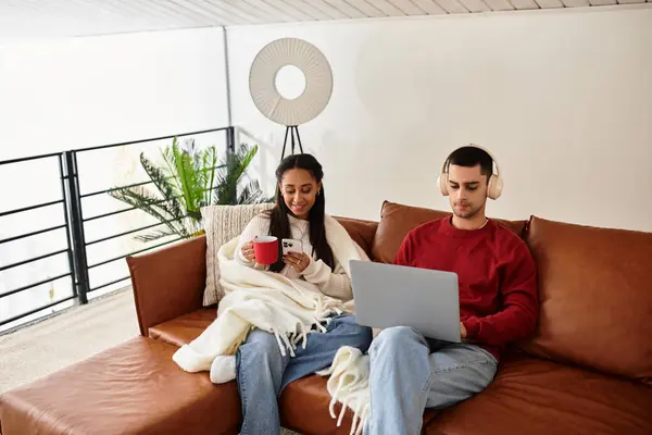 Un couple profite de leur journée d'hiver ensemble, enveloppé dans la chaleur et l'amour, dans un appartement moderne. — Photo de stock
