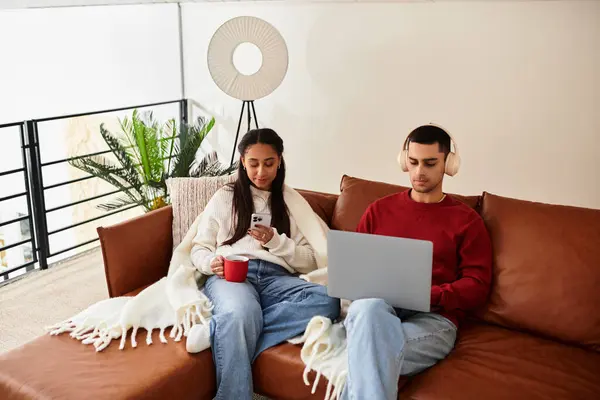 Un couple profite de l'hiver ensemble, se relaxant dans un appartement moderne avec chaleur et confort. — Photo de stock