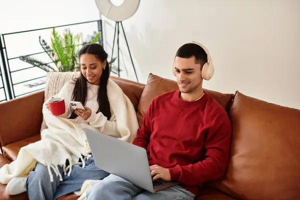 A couple enjoys quality time together, immersed in warmth and comfort during winter. — Stock Photo