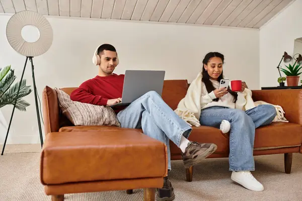 Un couple profite d'une journée d'hiver détendue dans leur loft élégant, partageant amour et confort. — Photo de stock