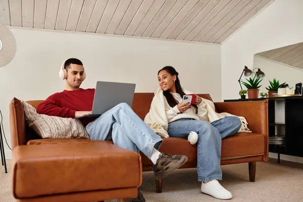 Un couple partage des moments chaleureux et joyeux dans leur élégant appartement d'hiver. — Photo de stock