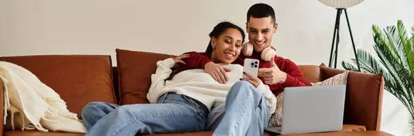 Un beau couple profitant l'un de l'autre compagnie tout en se relaxant ensemble dans une tenue d'hiver confortable, bannière — Photo de stock