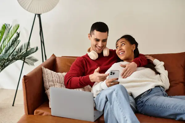 Un beau couple profite de temps de qualité ensemble dans leur tenue d'hiver confortable à la maison. — Photo de stock