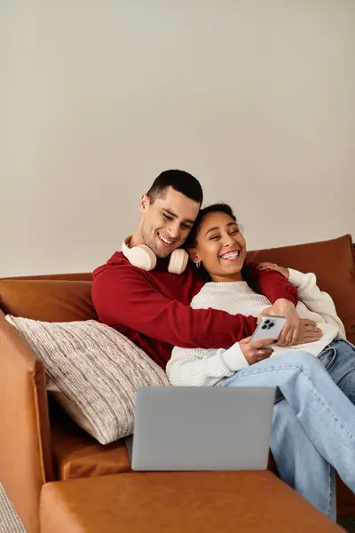Un couple profite de leur temps ensemble dans un espace chaleureux et élégant pendant la saison hivernale. — Photo de stock