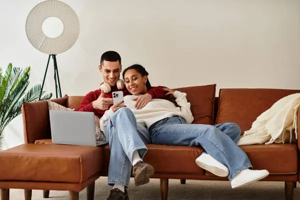 Un couple se prélasse dans la chaleur et l'amour tout en se relaxant dans leur appartement confortable. — Photo de stock