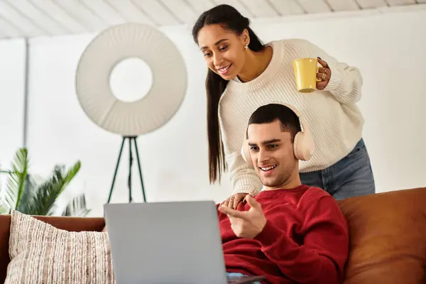 Un beau couple profite de moments de qualité ensemble, se détendre dans des tenues d'hiver douillettes tout en souriant. — Photo de stock
