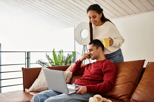 Un beau couple profite de l'autre compagnie dans leur appartement élégant tout en restant au chaud. — Photo de stock
