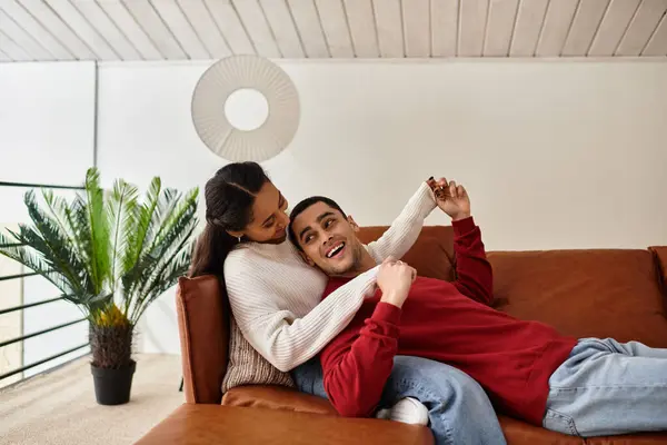 Couple profite d'un moment ludique et intime ensemble dans leur pays des merveilles d'hiver moderne. — Photo de stock