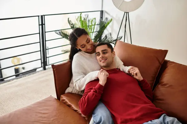 Un couple en tenue d'hiver confortable profite de la compagnie de l'autre dans un loft élégant. — Photo de stock