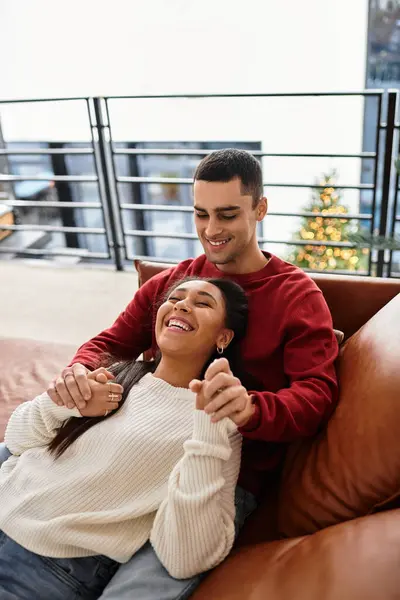 Un couple aime la compagnie de l'autre, embrassant la chaleur et l'amour dans une tenue d'hiver confortable. — Photo de stock