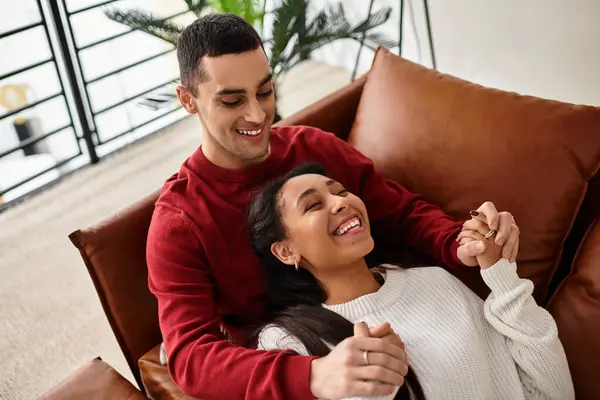 Un beau couple profite de la compagnie de l'autre dans un appartement moderne pendant l'hiver. — Photo de stock