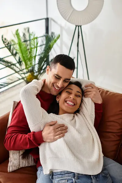Un beau couple profite du temps confortable ensemble dans leur tenue d'hiver élégant, embrassant l'amour. — Photo de stock