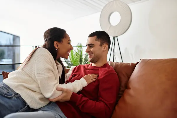 Un couple profite d'un moment chaleureux et intime dans leurs tenues d'hiver élégantes à la maison. — Photo de stock