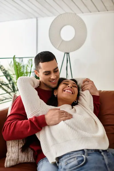 Un couple se détend ensemble dans un loft élégant, profitant de la chaleur et du rire de l'autre. — Photo de stock
